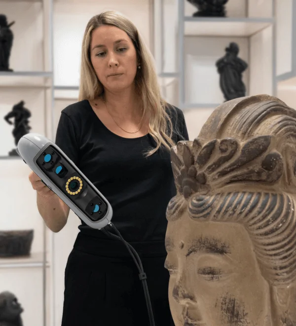HP DesignScan woman scanning statue